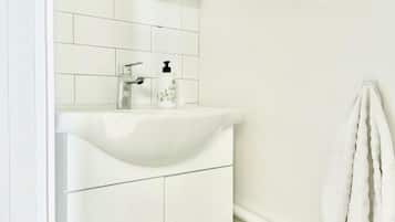 Sèche-cheveux, serviettes fournies