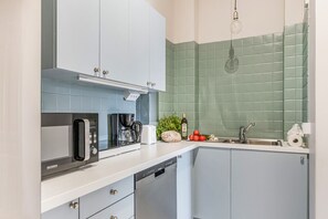 Microwave, stovetop, coffee/tea maker, toaster - Lägenhet med fantastiskt läge (Östermalm)