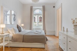 3 bedrooms, desk, WiFi