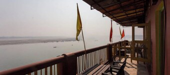 Sada Shiv Guest House near Ganga river