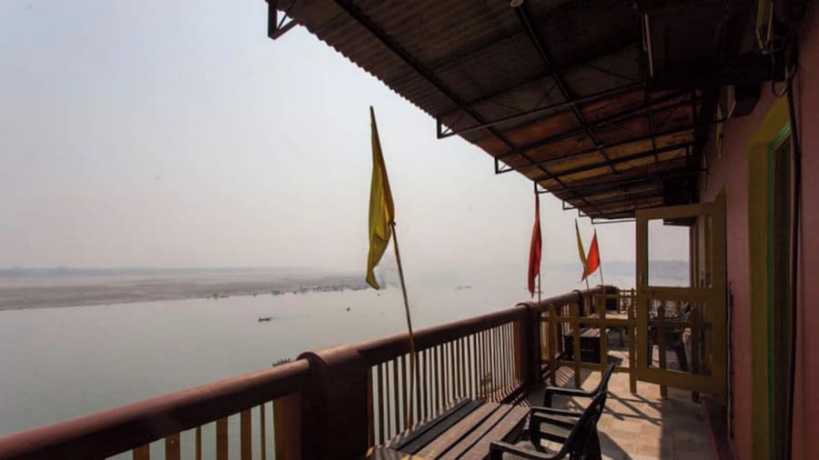 Sada Shiv Guest House near Ganga river