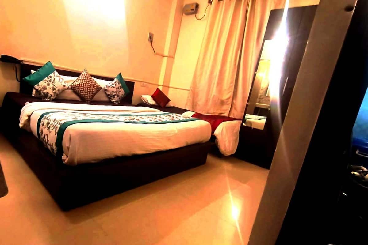 Chambre triple Prestige | Ameublement unique, bureau, espace de travail pour ordinateurs portables