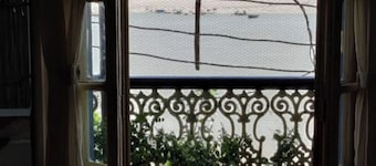 Sada Shiv Guest House near Ganga river