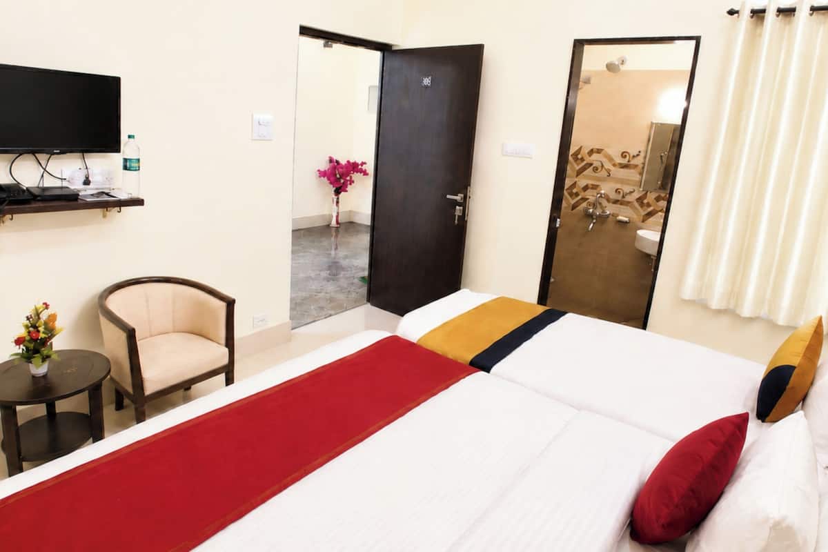 Premium-Dreibettzimmer | Hochwertige Bettwaren, Betten mit Memory-Foam-Matratzen, Schreibtisch