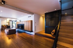 Litinus Regia Crete | Khu phòng khách | Smart TV 65-inch có truyền hình vệ tinh, lò sưởi