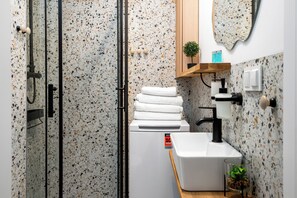 Appartement familial, vue sur la ville | Salle de bain | Douche, douche cascade, articles de toilette (gratuits)