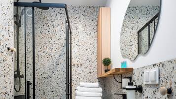 Familjelägenhet - utsikt mot staden | Badrum | Dusch, regndusch, gratis toalettartiklar och hårtork