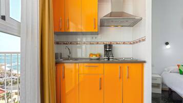 Estudio, balcón, vistas al mar | Cocina privada
