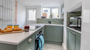 Microwave, oven, dishwasher, cookware/dishes/utensils - 2 Bed in Appledore (oc-s31008) (Appledore)