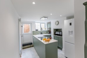 Mikrowelle, Ofen, Geschirrspüler, Kochgeschirr/Geschirr/Besteck