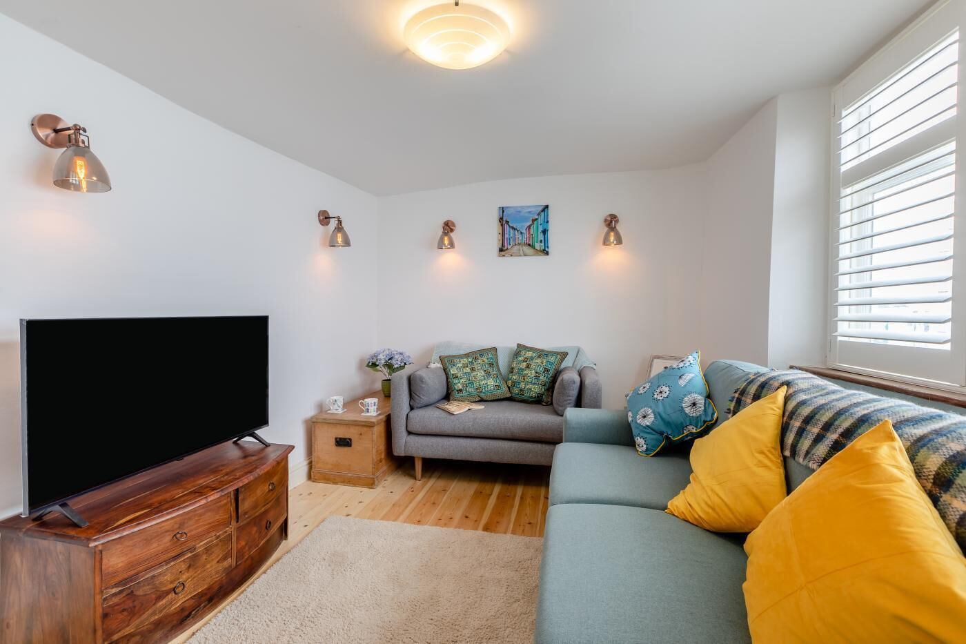 TV, fireplace