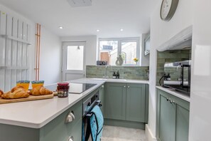 Mikrowelle, Ofen, Geschirrspüler, Kochgeschirr/Geschirr/Besteck