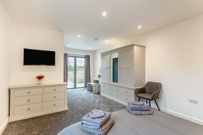 3 bedrooms, iron/ironing board, travel crib, free WiFi