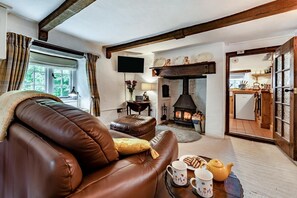 Een televisie en een open haard