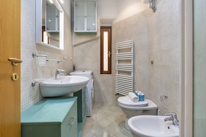 Een douche, een haardroger, een bidet, handdoeken