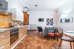 Réfrigérateur, four, plaque de cuisson, cafetière/bouilloire