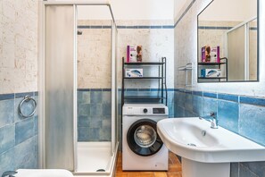 Dusche, Haartrockner, Bidet, Handtücher