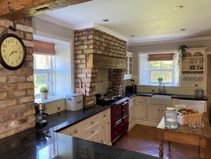 Fridge, microwave, oven, stovetop - Beautiful Countryside Home just outside Dublin City with Hot Tub (Dunboyne)