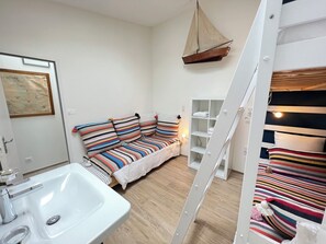 2 dormitorios, tabla de planchar con plancha, cuna de viaje y wifi