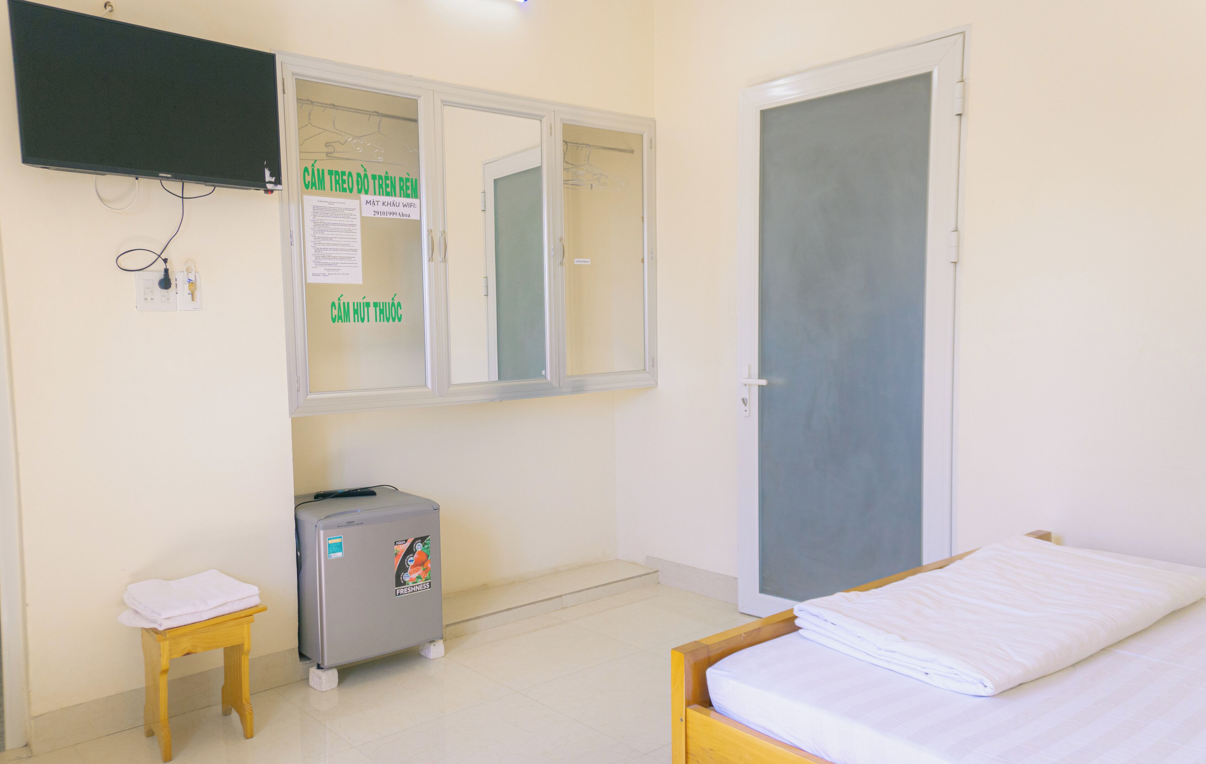 Double Room Single Use, 1 Queen Bed, Pets Allowed | Desk, blackout drapes, soundproofing