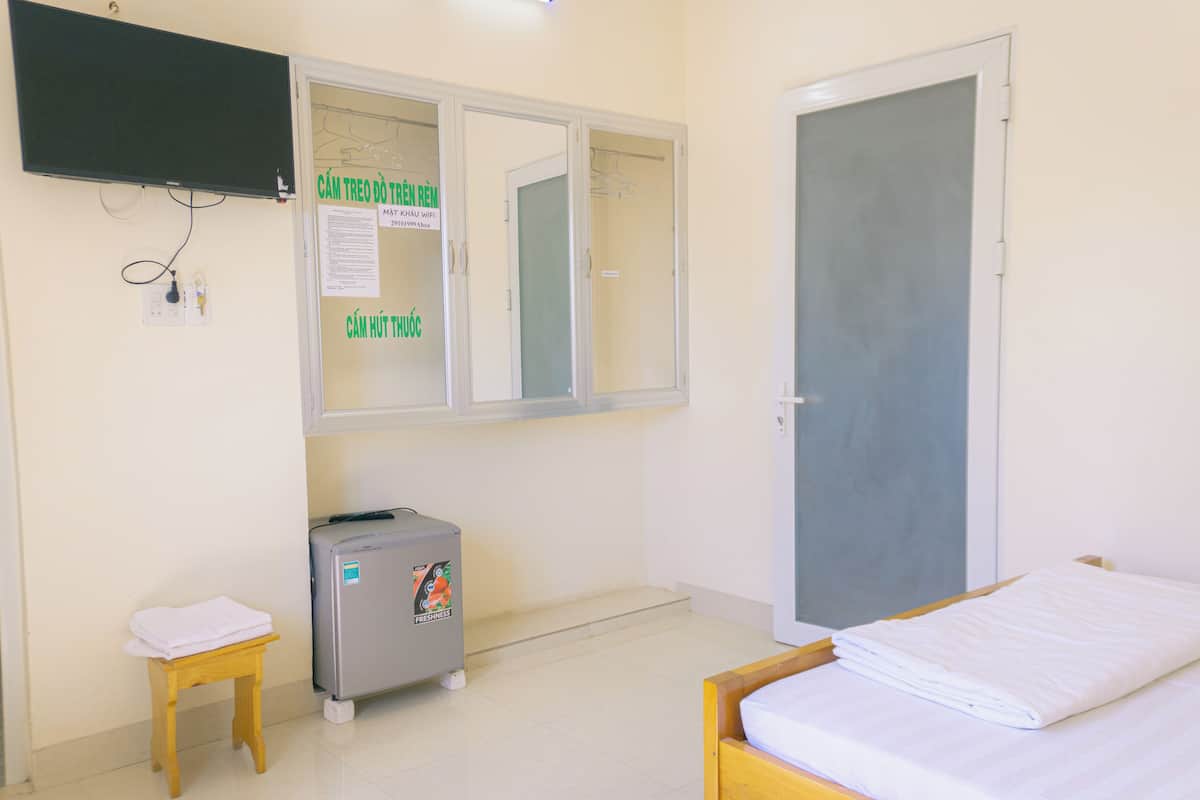 Double Room Single Use, 1 Queen Bed, Pets Allowed | Desk, blackout drapes, soundproofing