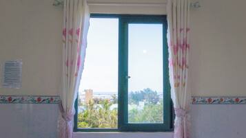 Dobbeltværelse - 2 queensize-senge - kæledyr tilladt - havudsigt | Skrivebord, mørklægningsgardiner, lydisolering