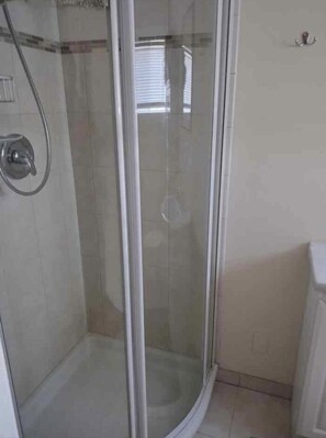 Shower, hair dryer, towels, soap - Vacation on a Farm! Guesthouse in Necedah (Necedah)