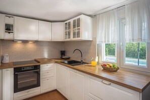 Fridge, oven, stovetop, dishwasher