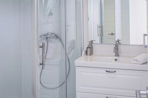 Douche, sèche-cheveux, serviettes fournies, papier toilette
