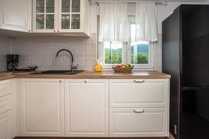 Fridge, oven, stovetop, dishwasher