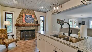 Signature House, 4 Bedrooms, Non Smoking, Balcony | Private kitchen | Fridge, microwave, oven, stovetop