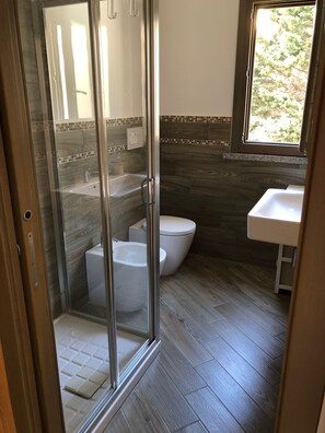Douche, séchoir à cheveux, bidet, serviettes fournies
