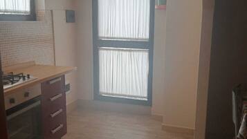 Ofen, Wasserkocher mit Kaffee-/Teezubehör, Kochgeschirr/Geschirr/Besteck