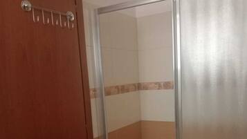 Haartrockner, Handtücher, Seife, Toilettenpapier