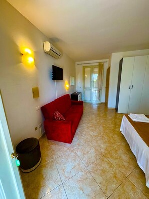 Camera familiare con bagno privato 02