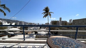 A balcony with a tiled floor, a patterned table, and a railing. - Ocen view spacious villa (Acapulco de Juárez)