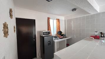 Microwave, cookware/dishes/utensils