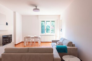 Comfort Apartment, City View | 3 bedrooms, free WiFi, bed sheets - Chic flat with balcony (Rapallo)