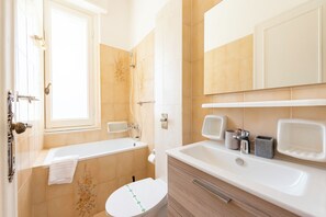 Apartment, 3 Bedrooms, Balcony, Mountain View | Bathroom | Bidet, towels, soap, shampoo - Chic flat with balcony (Rapallo)