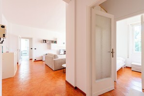 Comfort Apartment, City View | Living area | 32-inch LED TV with digital channels - Chic flat with balcony (Rapallo)