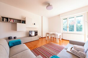 Leilighet, 3 soverom, balkong, fjellutsikt | Oppholdsområde | En 32-tommers LED-TV med digitale kanaler