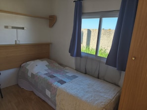 2 bedrooms, internet, bed sheets