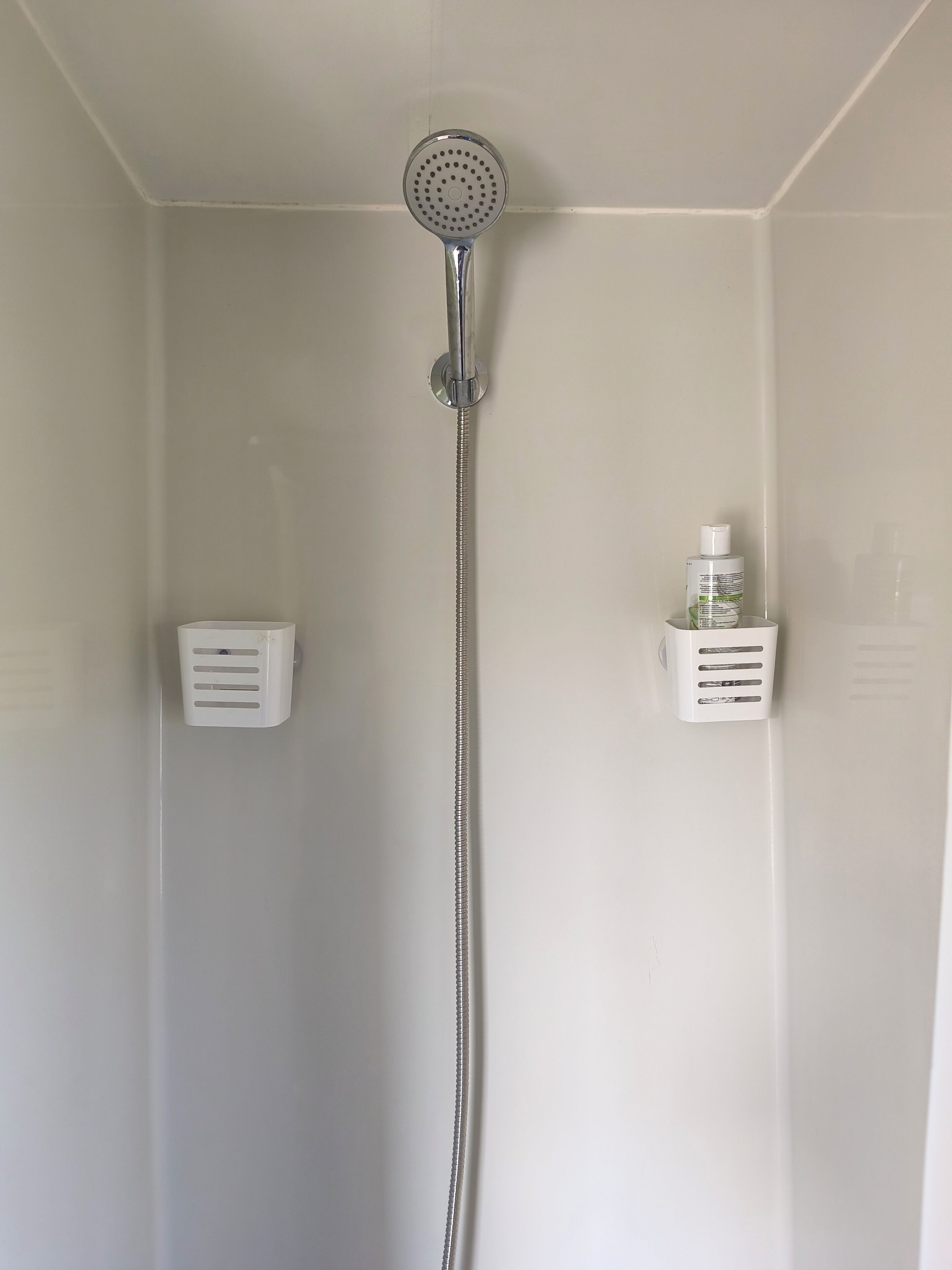 Toalhas de banho, sabonete, papel higiênico 