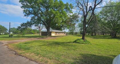 Charming 2-bedroom farmhouse with AC, WiFi in tranquil Canton