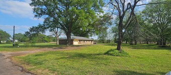 Charming 2-bedroom farmhouse with AC, WiFi in tranquil Canton
