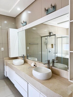 Apartment | Bathroom | Free toiletries, hair dryer, towels, soap