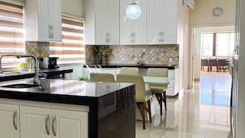 Apartamento | Cozinha privada | Geladeira, micro-ondas, talheres/pratos/utensílios de cozinha