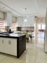 Refrigerador, microondas, utensilios de cocina, artículos de limpieza