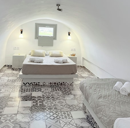 Classic Quadruple Room | In-room safe, free WiFi, bed sheets