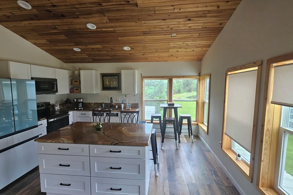 Cafetera/tetera, licuadora, utensilios de cocina, especias